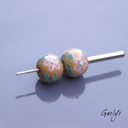 Perles Lampwork à fleurs - duo de perles ronde  -  café au lait / feuillage / fleurette mauve