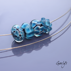 Perles Lampwork - set de 4 perles bleu encre sur fond noir ou encre - jeu de fleurs, de points, de bulles
