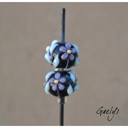 Perles Lampwork à fleurs - duo de perles rondelle 4 fleurs  - fond noir / fleurs violet, ivoire et rose / feuillage