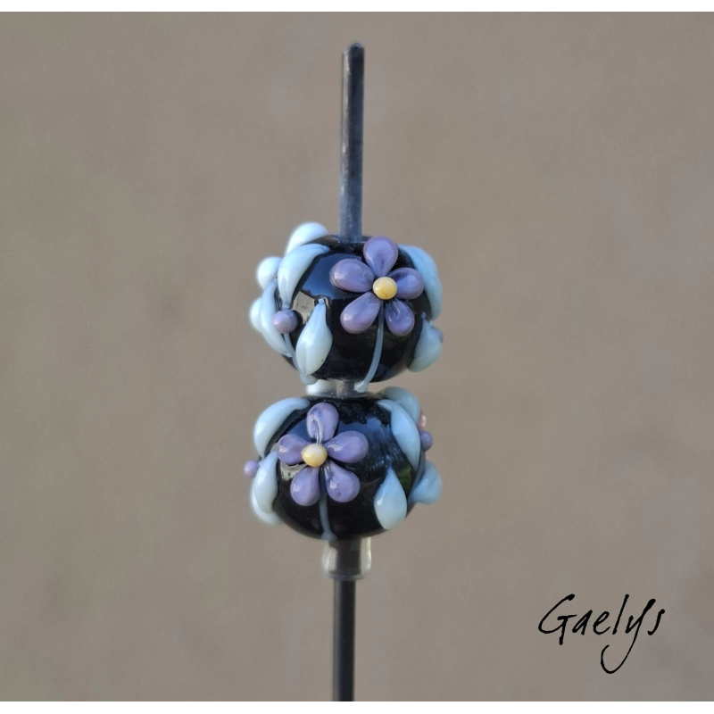Perles Lampwork à fleurs - duo de perles rondelle 4 fleurs  - fond noir / fleurs violet, ivoire et rose / feuillage