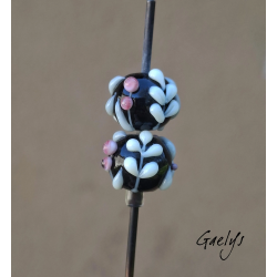 Perles Lampwork à fleurs - duo de perles rondelle 4 fleurs  - fond noir / fleurs violet, ivoire et rose / feuillage