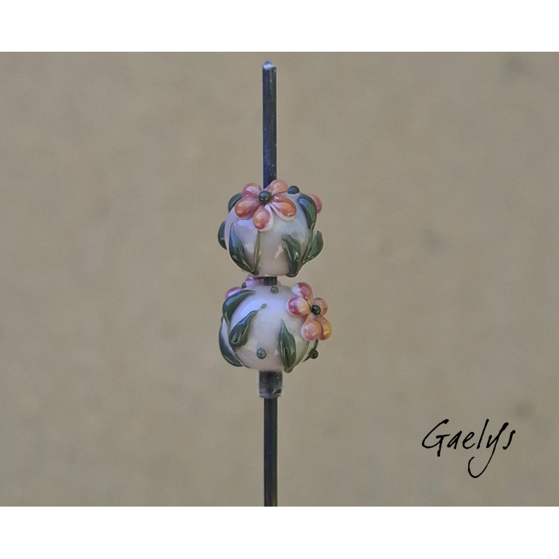 Perles Lampwork à fleurs - duo de perles rondes - fleurs  - fond rose nude / fleurs sun set, vert olive