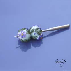 Perles Lampwork à fleurs - duo de perles ronde  -  vert d'eau / feuillage / Paquerettes violette / jaune