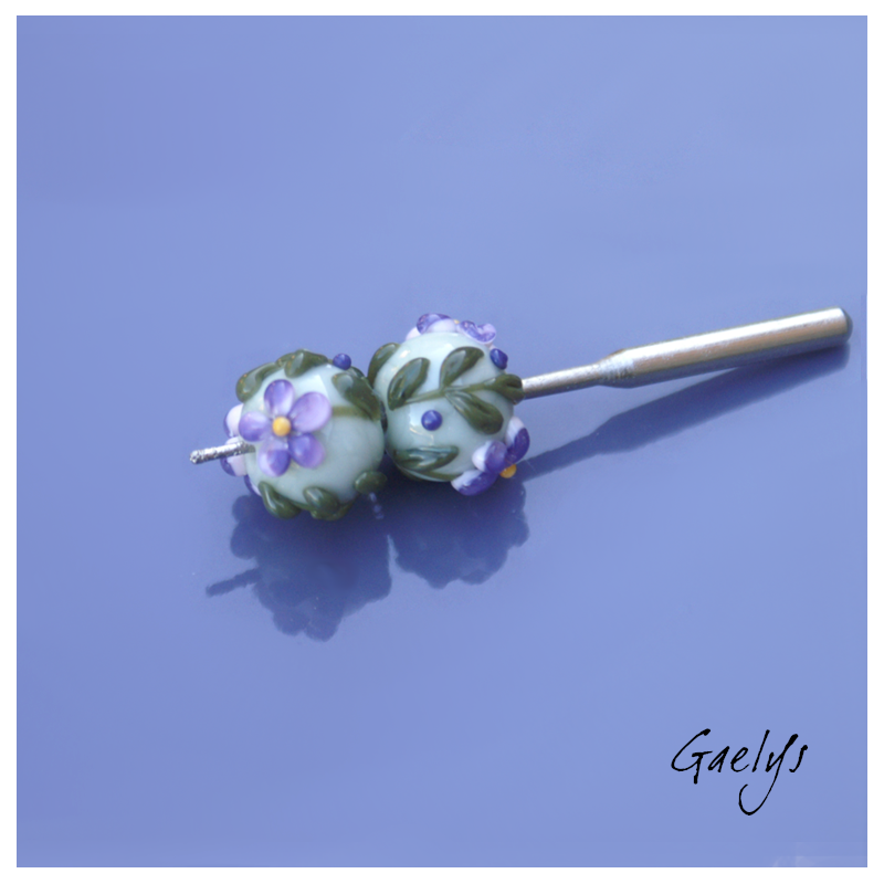 Perles Lampwork à fleurs - duo de perles ronde  -  vert d'eau / feuillage / Paquerettes violette / jaune