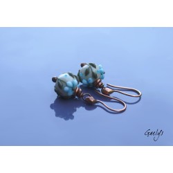 Boucles oreilles lampwork fond vert d'eau feuillage olive fleurs bleues