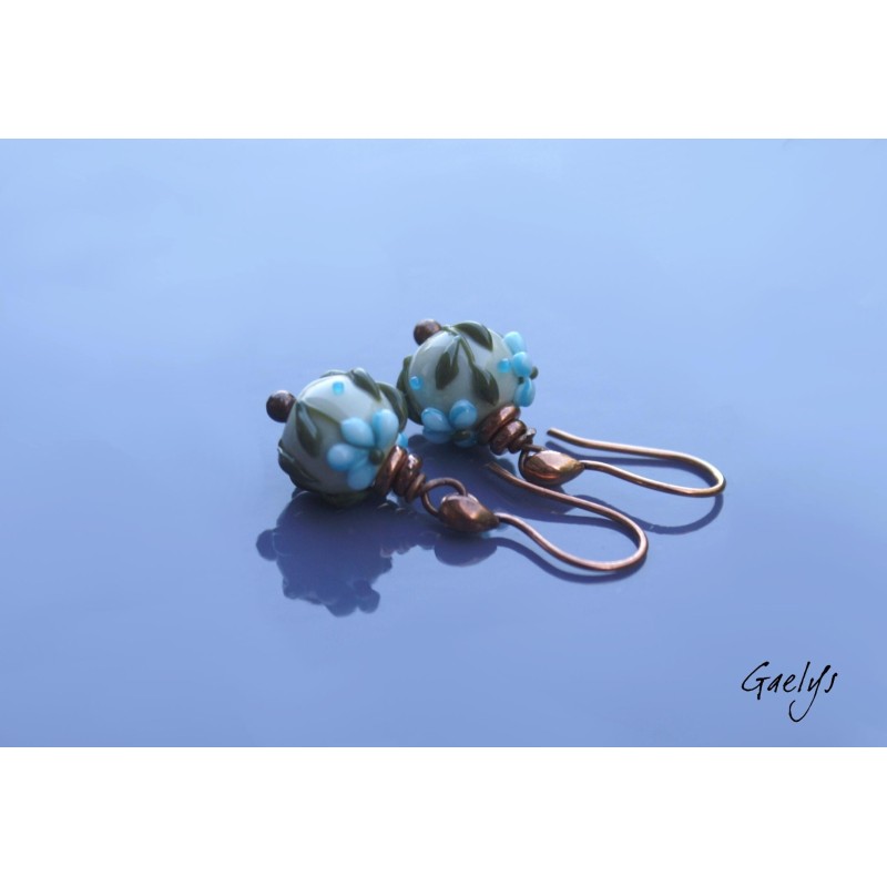 Boucles oreilles lampwork fond vert d'eau feuillage olive fleurs bleues