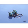 Boucles oreilles lampwork fond vert d'eau feuillage olive fleurs bleues