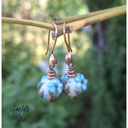 Boucles oreilles lampwork fond vert d'eau feuillage olive fleurs bleues