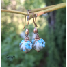 Boucles oreilles lampwork fond vert d'eau feuillage olive fleurs bleues
