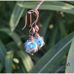 Boucles oreilles lampwork fond vert d'eau feuillage olive fleurs bleues
