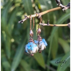 Boucles oreilles lampwork fond vert d'eau feuillage olive fleurs bleues