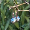 Boucles oreilles lampwork fond vert d'eau feuillage olive fleurs bleues