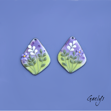 Paire de charm cuivre émaillé pour boucles d'oreille - fond  vert et violet - feuillage, fleur violette, ivoire