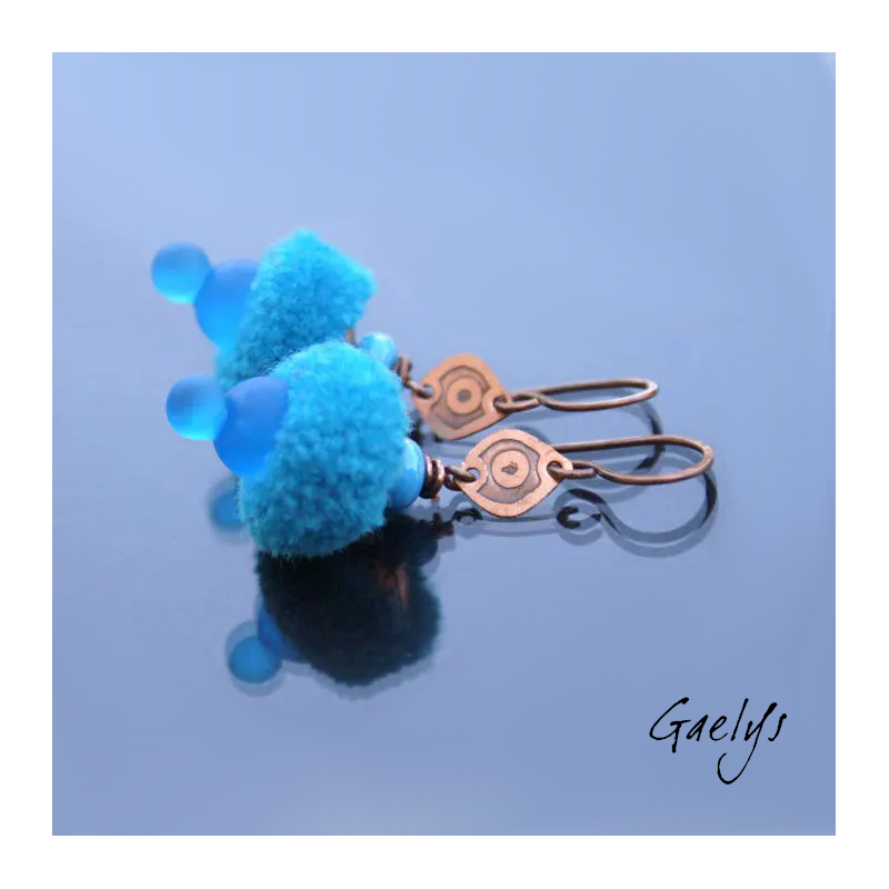 Les petits pompons - boucles oreilles cuivre, lampwork et petit pompon textile - montage cuivre eau Fort - Bleu