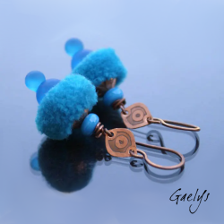 Les petits pompons - boucles oreilles cuivre, lampwork et petit pompon textile - montage cuivre eau Fort - Bleu