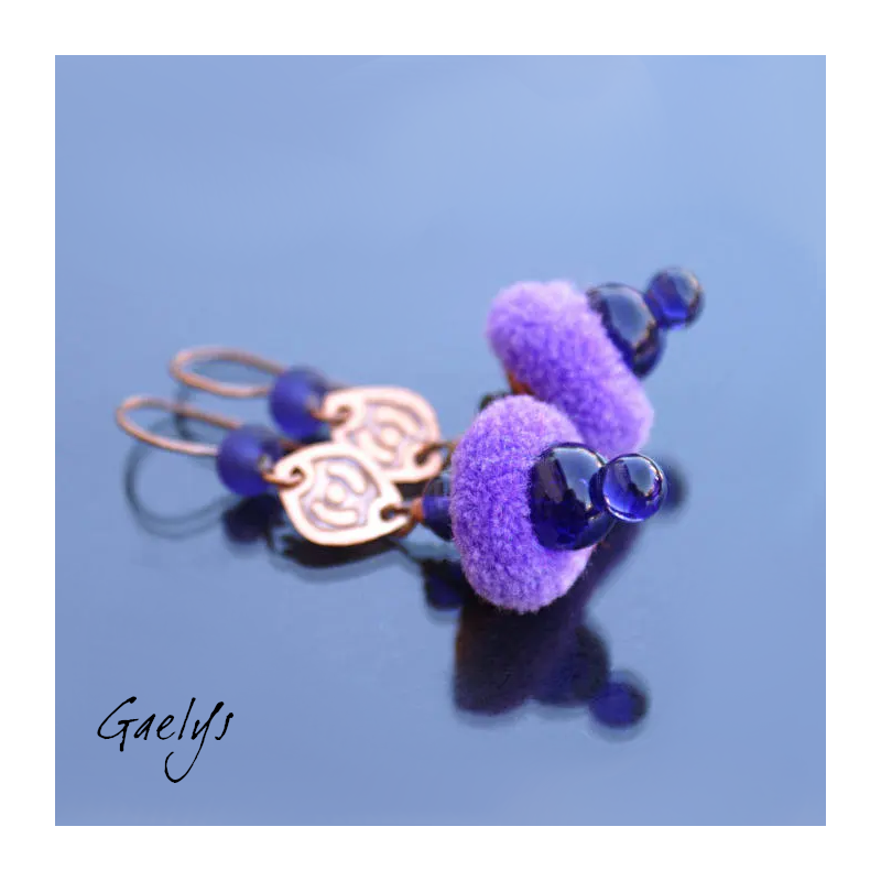 Les petits pompons - boucles oreilles cuivre, lampwork et petit pompon textile - montage cuivre eau Fort - améthyste