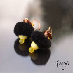 Les petits pompons - boucles oreilles cuivre, lampwork et petit pompon textile - montage cuivre eau Fort - Jaune / noir