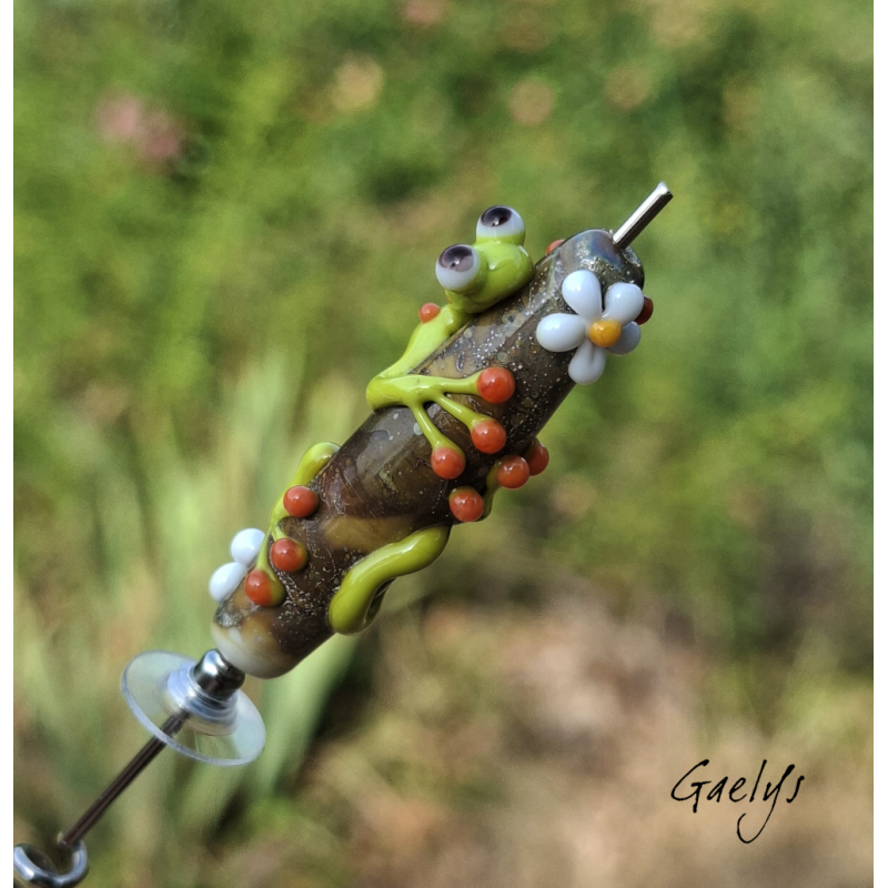 Reserved – Green and orange salamander on a silvered ivory bead – tiny flowers – Glass animals