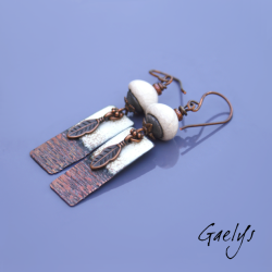 Elenah – earrings in glazed ceramic, ivory, hammered and enameled copper, and feather.