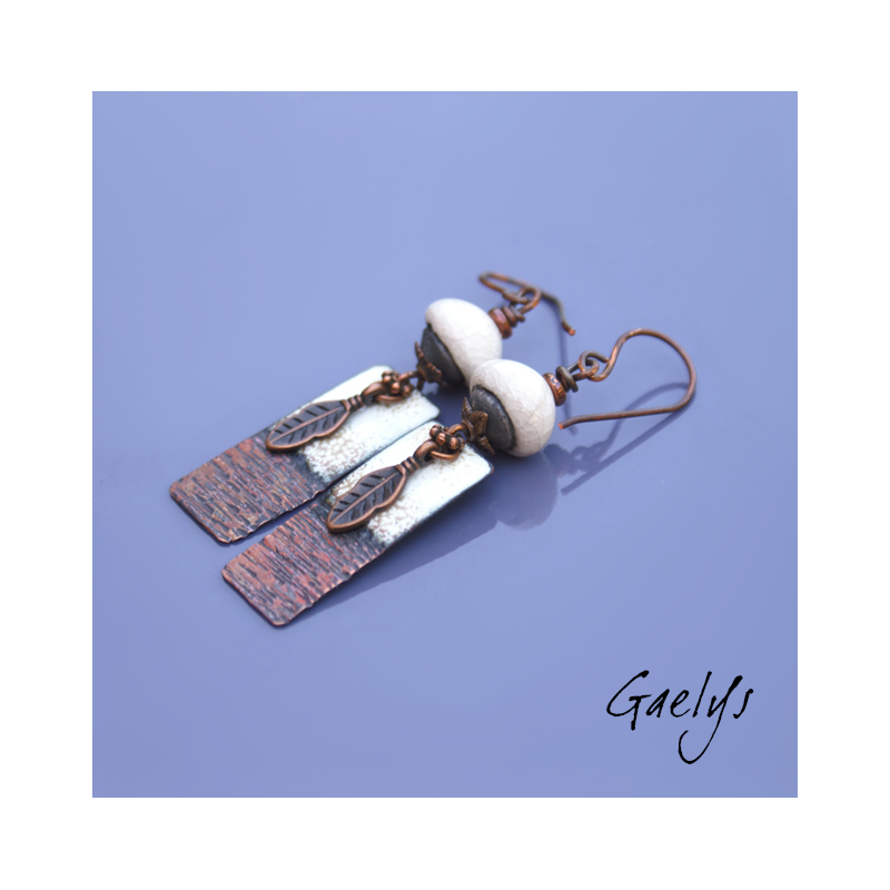 Elenah - boucles d'oreille céramique émaillée, ivoire, cuivre martelé et émaillé, plume