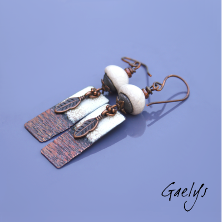 Elenah - boucles d'oreille céramique émaillée, ivoire, cuivre martelé et émaillé, plume