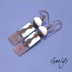 Elenah – earrings in glazed ceramic, ivory, hammered and enameled copper, and feather.