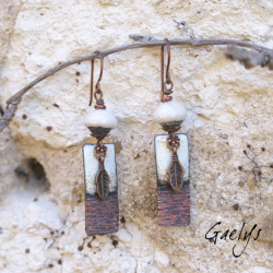 Elenah – earrings in glazed ceramic, ivory, hammered and enameled copper, and feather.