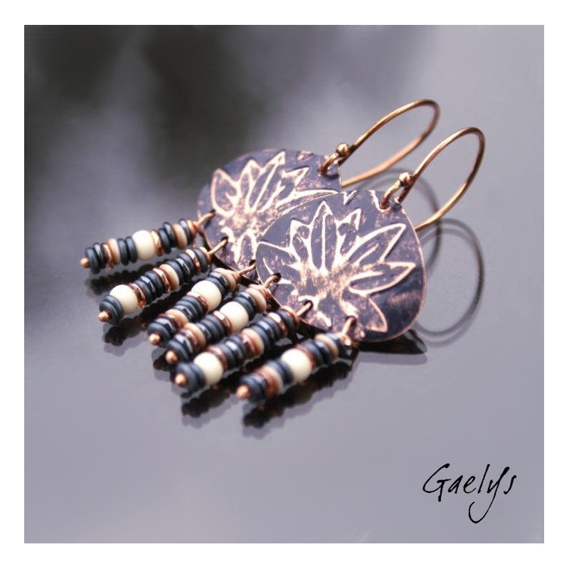 "Nuit" – embossed brass earrings painted midnight blue, with small disc charms – Bohemian style