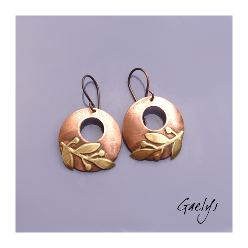 Paix - boucles oreilles cuivre et laiton - charms en cuivre avec des branches d'olivier soudées
