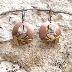 Paix - boucles oreilles cuivre et laiton - charms en cuivre avec des branches d'olivier soudées