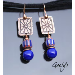 Maréline - boucles oreilles lampwork bleu cobalt - charms en cuivre gravés à l'eau forte