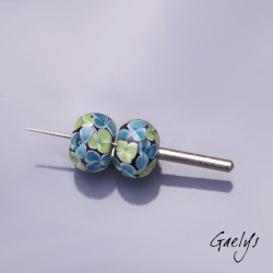 Perles Lampwork florale - duo de perles rondelles - Les hortensias -  bicolore bleu encre et vert
