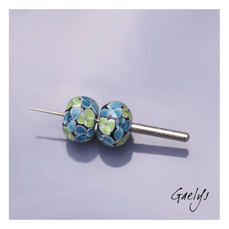 Perles Lampwork florale - duo de perles rondelles - Les hortensias -  bicolore bleu encre et vert