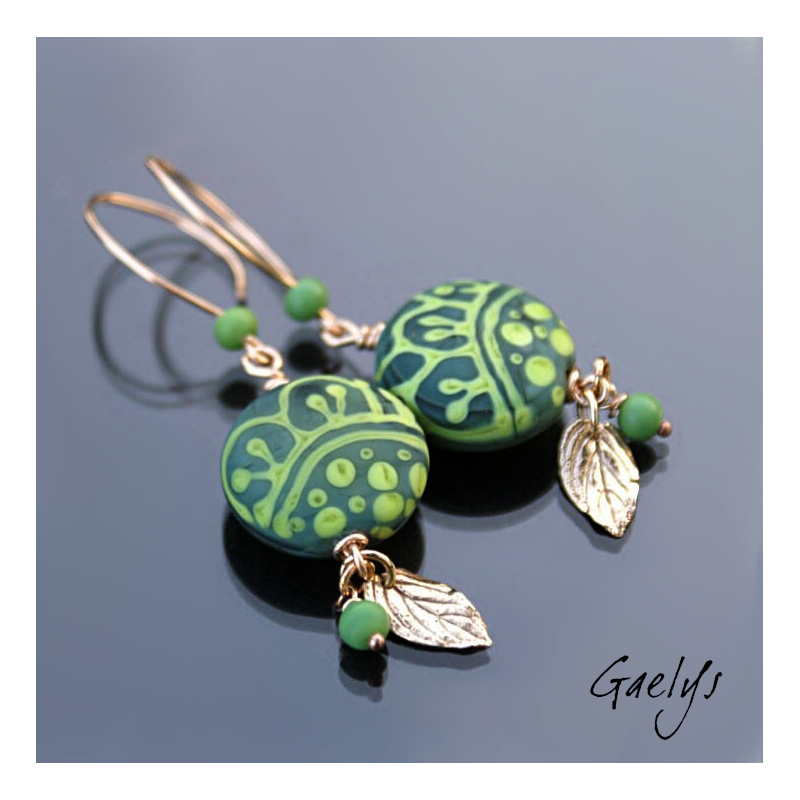 Namu - Boucles d'oreilles galets dépolis, motif stringer, montage bronze - Kaki / Anis