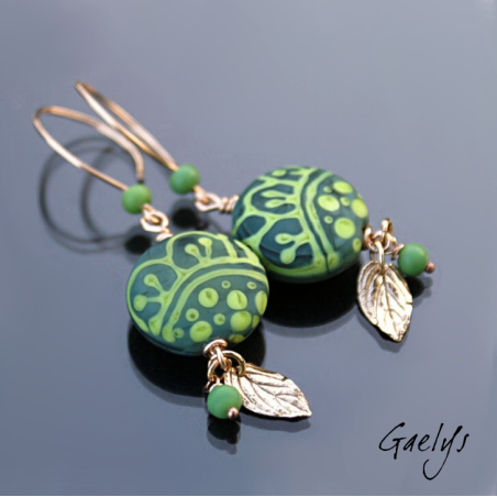Namu - Frosted pebble earring, stringer pattern, bronze setting - Khaki / Anise green