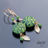 Namu - Boucles d'oreilles galets dépolis, motif stringer, montage bronze - Kaki / Anis