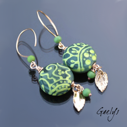 Namu - Boucles d'oreilles galets dépolis, motif stringer, montage bronze - Kaki / Anis