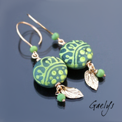 Namu - Boucles d'oreilles galets dépolis, motif stringer, montage bronze - Kaki / Anis