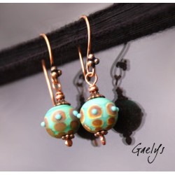 Clara - boucles oreilles lampwork vert turquoise et fauve en verre dépoli - petite caps de Bali métal cuivré et cuivre