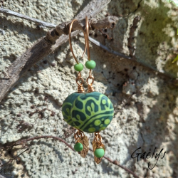 Namu - Boucles d'oreilles galets dépolis, motif stringer, montage bronze - Kaki / Anis