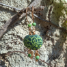 Namu - Boucles d'oreilles galets dépolis, motif stringer, montage bronze - Kaki / Anis