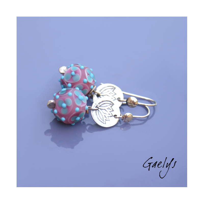 Katy - boucles d'oreilles - estampe Lotus - perles à fleur rose / turquoise - Katerina Sojkova