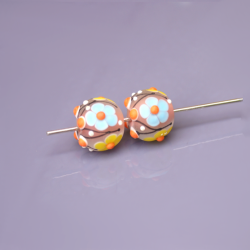 Pair of floral-patterned ronde beads – frosted glass