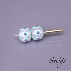 Grosses Perles Lampwork "Glacée"- duo de perles rondes - fond lavande points bleus, blancs, violets - verre depoli