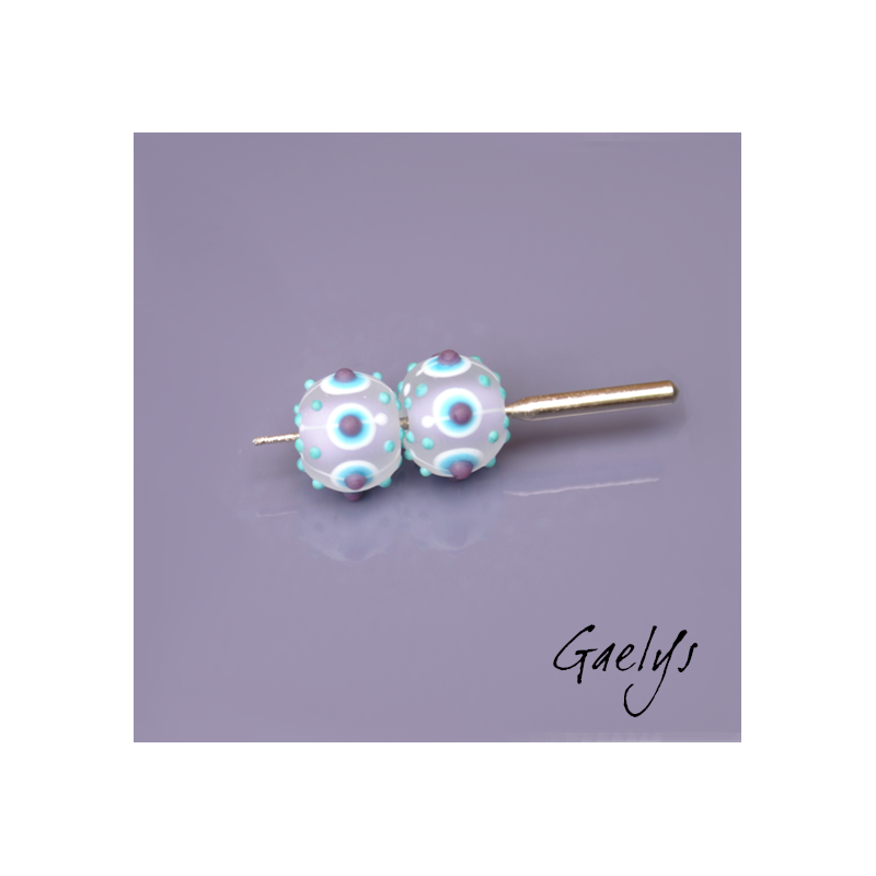 Grosses Perles Lampwork "Glacée"- duo de perles rondes - fond lavande points bleus, blancs, violets - verre depoli