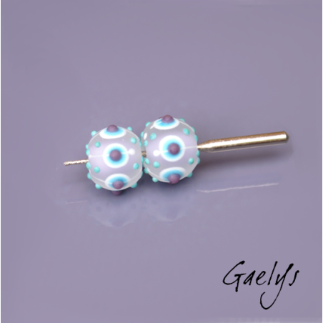 Grosses Perles Lampwork "Glacée"- duo de perles rondes - fond lavande points bleus, blancs, violets - verre depoli