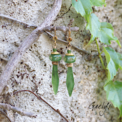 Foncombe - boucles d'oreille vermeil or jaune, dagues en jade, lampwork borosilicate - fleur vertes