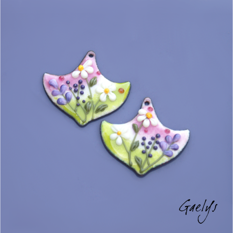 Paire de charm cuivre émaillé pour boucles d'oreille - fond  vert et rose - feuillage, fleur violette, ivoire