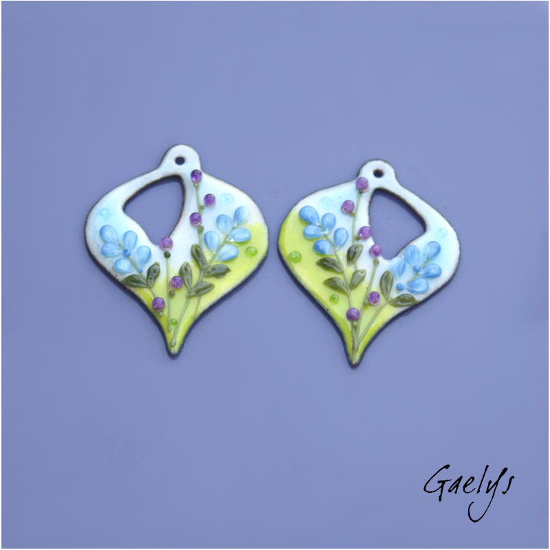 Paire de charm cuivre émaillé pour boucles d'oreille - fond  vert et bleu ciel - feuillage, fleur violette, bleu prevenche