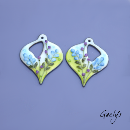 Paire de charm cuivre émaillé pour boucles d'oreille - fond  vert et bleu ciel - feuillage, fleur violette, bleu prevenche